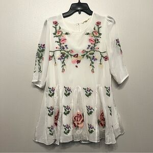 Wallflower White Embroidered Floral Whimsical Blouse Women’s Medium